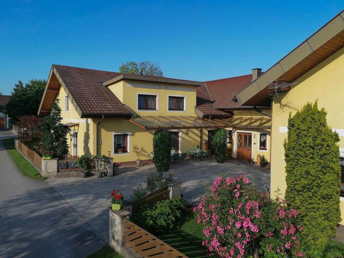 Privatzimmer Und Ferienwohnungen Leeb Persenbeug Exterior foto