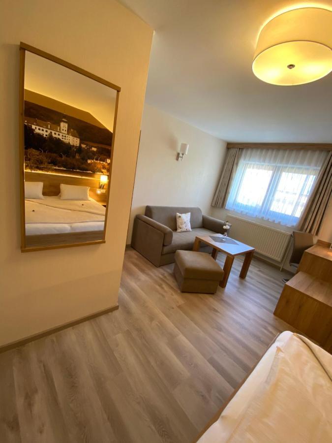 Privatzimmer Und Ferienwohnungen Leeb Persenbeug Exterior foto