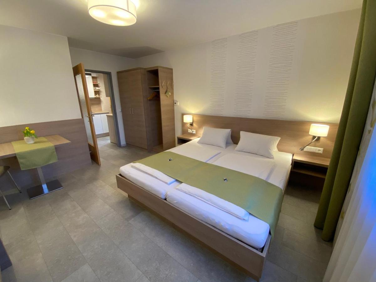Privatzimmer Und Ferienwohnungen Leeb Persenbeug Exterior foto