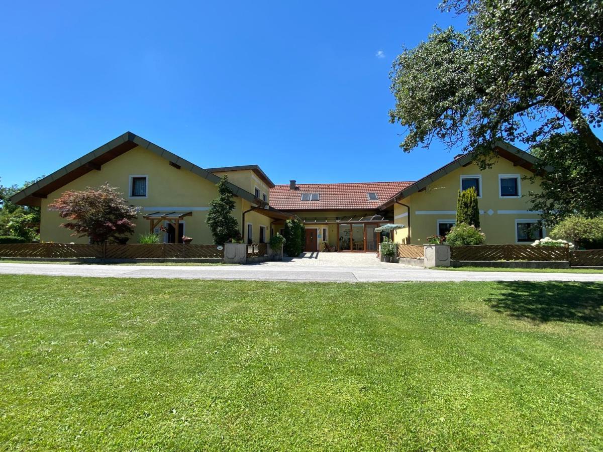 Privatzimmer Und Ferienwohnungen Leeb Persenbeug Exterior foto